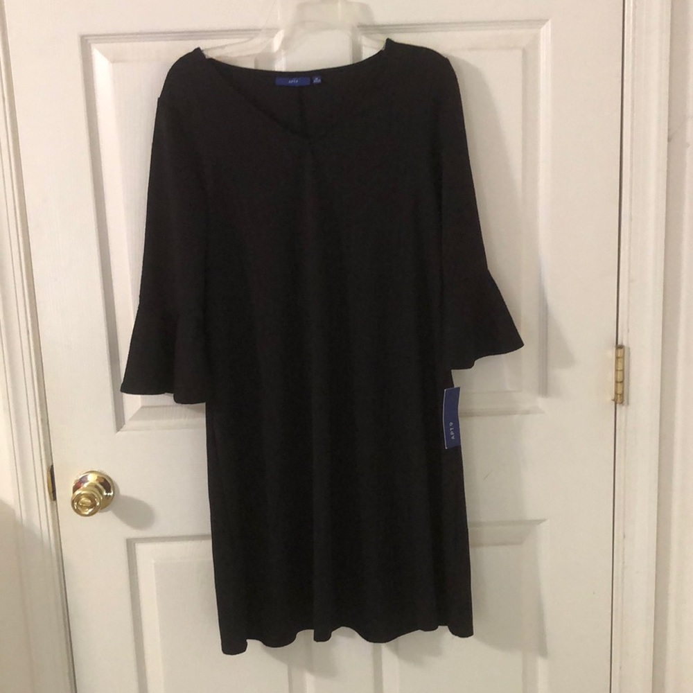 Apt 9 Black V-neck dress size medium. New with tags.